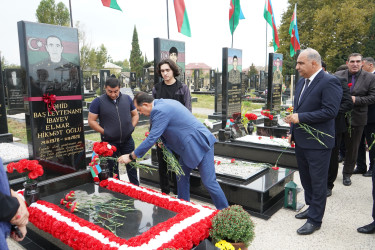 Taleh Qaraşov Vətən müharibəsi şəhidi Elmar İbayevin anım günündə məzarını ziyarət edib