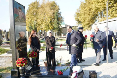 Taleh Qaraşov Vətən müharibəsi şəhidləri Əbdülhəsən Həsənzadə, Röyal İbrahimov, Valeh Əkbərzadə, Taleh İsmayılov, Şəhriyar Həbibli, Emil Qurbanov və Baloğlan Əhədlinin məzarını ziyarət edib