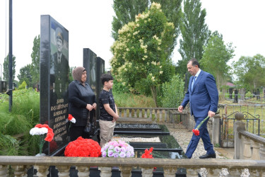 Taleh Qaraşov Aşura günündə şəhid məzarlarını ziyarət edib