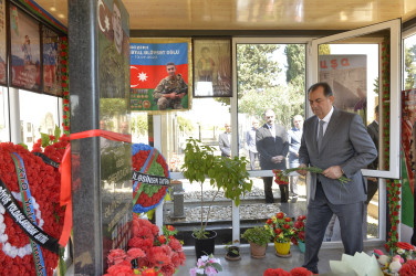 Taleh Qaraşov anti-terror əməliyyatları zamanı şəhid olan Xəyal Əhədzadnin məzarını ziyarət edib