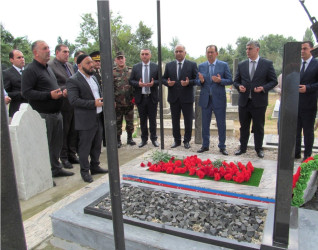 Taleh Qaraşov Vətən müharibəsi şəhidi Kamran Əliyevin anım günündə məzarını ziyarət edib