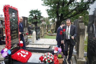 Taleh Qaraşov Vətən müharibəsi şəhidi Elşad Zeynallının məzarını ziyarət edib