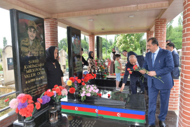 Taleh Qaraşov Aşura günündə şəhid məzarlarını ziyarət edib
