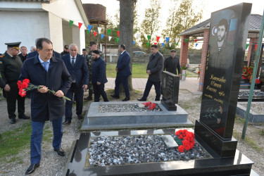 Taleh Qaraşov Vətən müharibəsi şəhidləri Kamran Vəlizadə və Murad Hüseynzadənin məzarını ziyarət edib