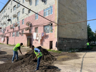 Lənkəranda bir sıra çoxmənzilli yaşayış binalarının qarşısındakı yollarda cari təmir işləri aparılıb
