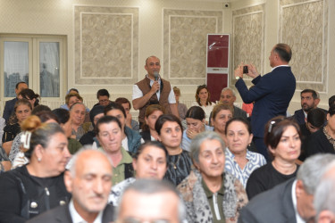 Taleh Qaraşov Girdəni kəndinin sakinlərinin qayğı və problemlərini dinləyib