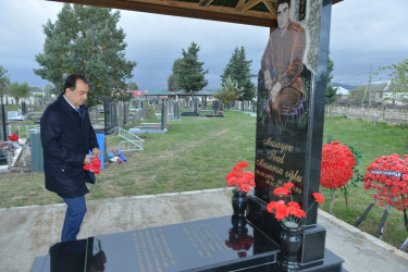 Taleh Qaraşov Vətən müharibəsi şəhidləri Kamran Vəlizadə və Murad Hüseynzadənin məzarını ziyarət edib