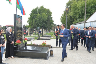 Taleh Qaraşov Aşura günündə şəhid məzarlarını ziyarət edib