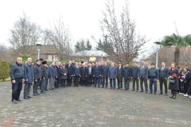 Taleh Qaraşov Milli Qəhrəman Əsgər Əliyevin anım günündə abidəsini ziyarət edib