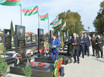 Taleh Qaraşov şəhid Əhədzadə İmaməlinin anım günündə məzarını ziyarət edib