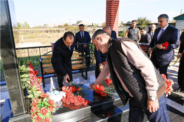 Taleh Qaraşov Vətən müharibəsi şəhidi Kamran Səmədovun məzarını ziyarət edib