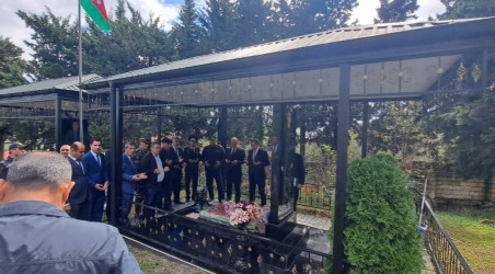 Taleh Qaraşov şəhid İqbal Bayramovun anım günündə məzarını ziyarət edib