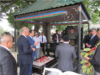 Taleh Qaraşov Vətən müharibəsi şəhidi Kamran Əliyevin anım günündə məzarını ziyarət edib