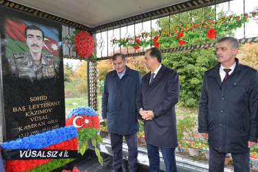 Taleh Qaraşov Vətən müharibəsi şəhidi Vüsal Kazımovun anım günündə məzarını ziyarət edib