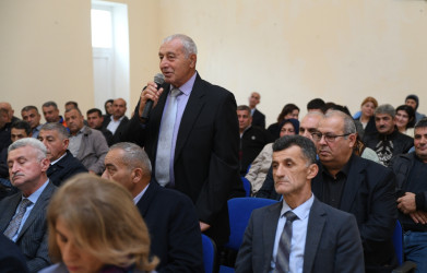 Taleh Qaraşov Vilvan kəndinin sakinlərinin qayğı və problemlərini dinləyib