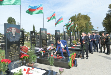 Taleh Qaraşov şəhid Əhədzadə İmaməlinin anım günündə məzarını ziyarət edib