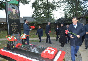 Taleh Qaraşov Vətən müharibəsi şəhidləri Orxan Dadaşlı, Orxan Quluzadə və Heydər Qənbərzadənin məzarını ziyarət edib