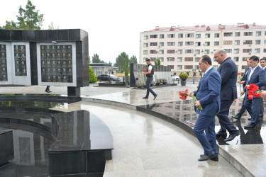 Taleh Qaraşov Aşura günündə şəhid məzarlarını ziyarət edib
