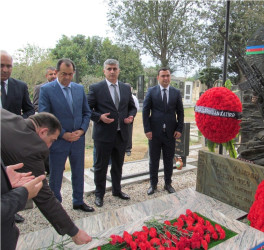 Taleh Qaraşov Vətən müharibəsi şəhidi Kamran Əliyevin anım günündə məzarını ziyarət edib