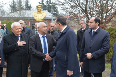 Taleh Qaraşov Milli Qəhrəman Əsgər Əliyevin anım günündə abidəsini ziyarət edib