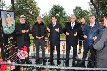 Taleh Qaraşov Vətən müharibəsi şəhidləri Mirxəyal Kərimzadə, Vüsal Hüseynov və Tural Hümmətovun məzarını ziyarət edib