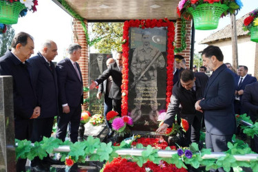 Taleh Qaraşov Vətən müharibəsi şəhidi Rəşid Məmmədovun anım günündə məzarını ziyarət edib