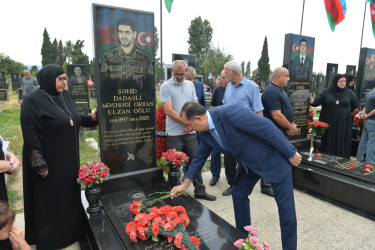 Taleh Qaraşov Aşura günündə şəhid məzarlarını ziyarət edib