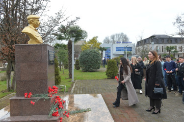 Taleh Qaraşov Milli Qəhrəman Əsgər Əliyevin anım günündə abidəsini ziyarət edib