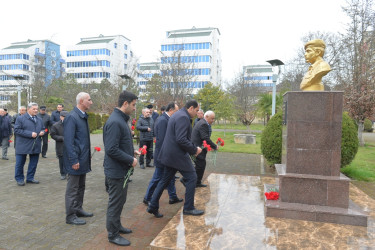 Taleh Qaraşov Milli Qəhrəman Əsgər Əliyevin anım günündə abidəsini ziyarət edib