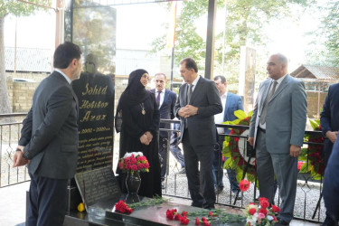 Taleh Qaraşov Vətən müharibəsi şəhidi Araz Həbibovun anım günündə məzarını ziyarət edib