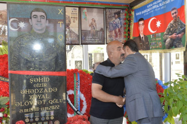 Taleh Qaraşov anti-terror əməliyyatları zamanı şəhid olan Xəyal Əhədzadnin məzarını ziyarət edib