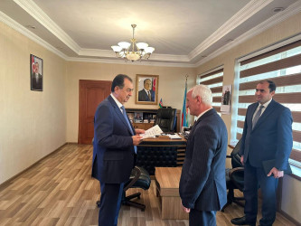 Taleh Qaraşov şəhər İcra hakimiyyəti başçısı aparatının baş mühasibi Rövşən İsgəndərlini pensiyaya çıxmasıyla bağlı qəbul edib