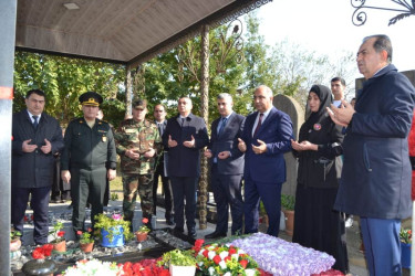 Taleh Qaraşov Vətən müharibəsi şəhidləri Kənan Axundzadə, Elnur Talıbov və Əli Mehdizadənin anım günündə məzarını ziyarət edib