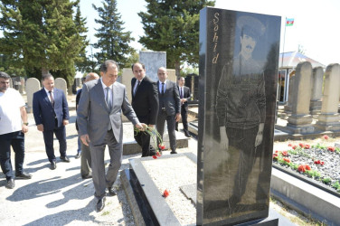 Taleh Qaraşov anti-terror əməliyyatları zamanı şəhid olan Xəyal Əhədzadnin məzarını ziyarət edib