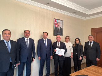 Taleh Qaraşov şəhər İcra hakimiyyəti başçısı aparatının baş mühasibi Rövşən İsgəndərlini pensiyaya çıxmasıyla bağlı qəbul edib
