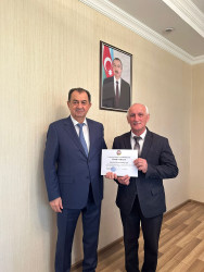 Taleh Qaraşov şəhər İcra hakimiyyəti başçısı aparatının baş mühasibi Rövşən İsgəndərlini pensiyaya çıxmasıyla bağlı qəbul edib