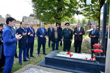 Taleh Qaraşov Vətən müharibəsi şəhidi Mehdi Qənbərlinin məzarını ziyarət edib