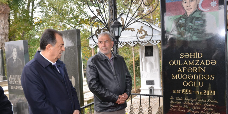 Taleh Qaraşov Vətən müharibəsi şəhidi Afərin Qulamzadənin  anım günündə məzarını ziyarət edib