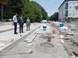 Taleh Qaraşov Həzi Aslanov parkında aparılan abadlıq-yenidənqurma işləri ilə yerində tanış olub