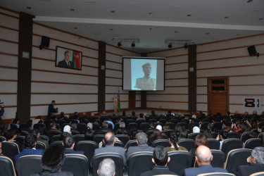 Taleh Qaraşov Milli Qəhrəman Əsgər Əliyevin anım günündə abidəsini ziyarət edib