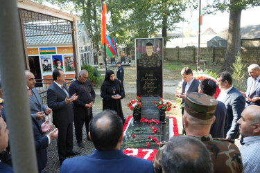 Taleh Qaraşov Vətən müharibəsi şəhidi Araz Həbibovun anım günündə məzarını ziyarət edib