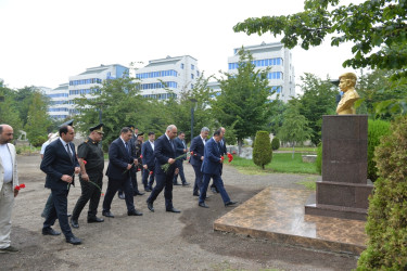 Taleh Qaraşov Aşura günündə şəhid məzarlarını ziyarət edib