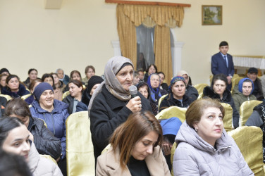 Taleh Qaraşov Aşağı Nüvədi qəsəbəsinin və Küvənil kəndinin sakinlərinin qayğı və problemlərini dinləyib