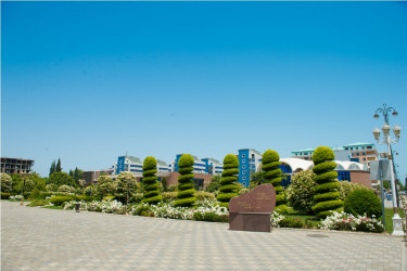 Heydər Əliyev parkı yaz fəslində